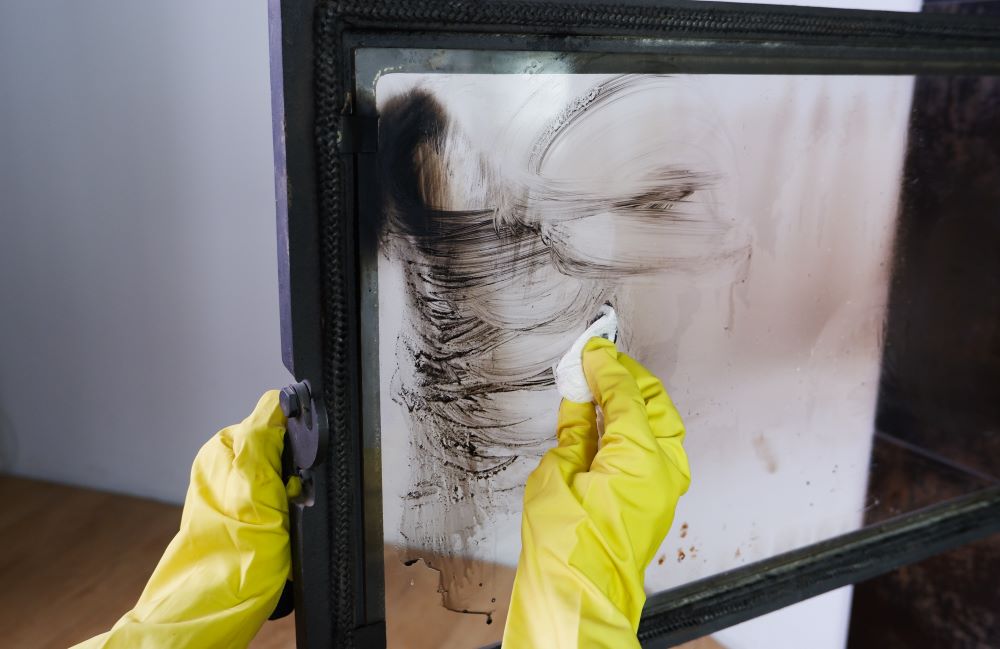 Haardruit schoonmaken