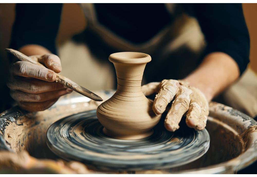 Meesterschap in het pottenbakkersambacht: de artistieke creatie van keramiek