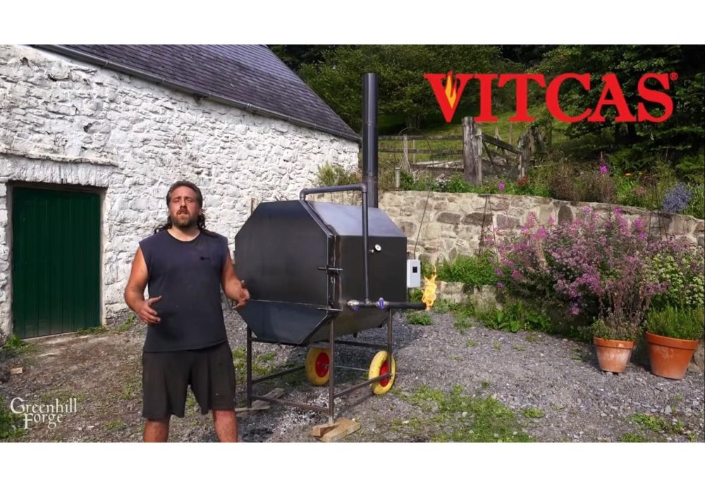 Vitcas bij de bouw van een houtgasgenerator voor off-grid energie op YouTube