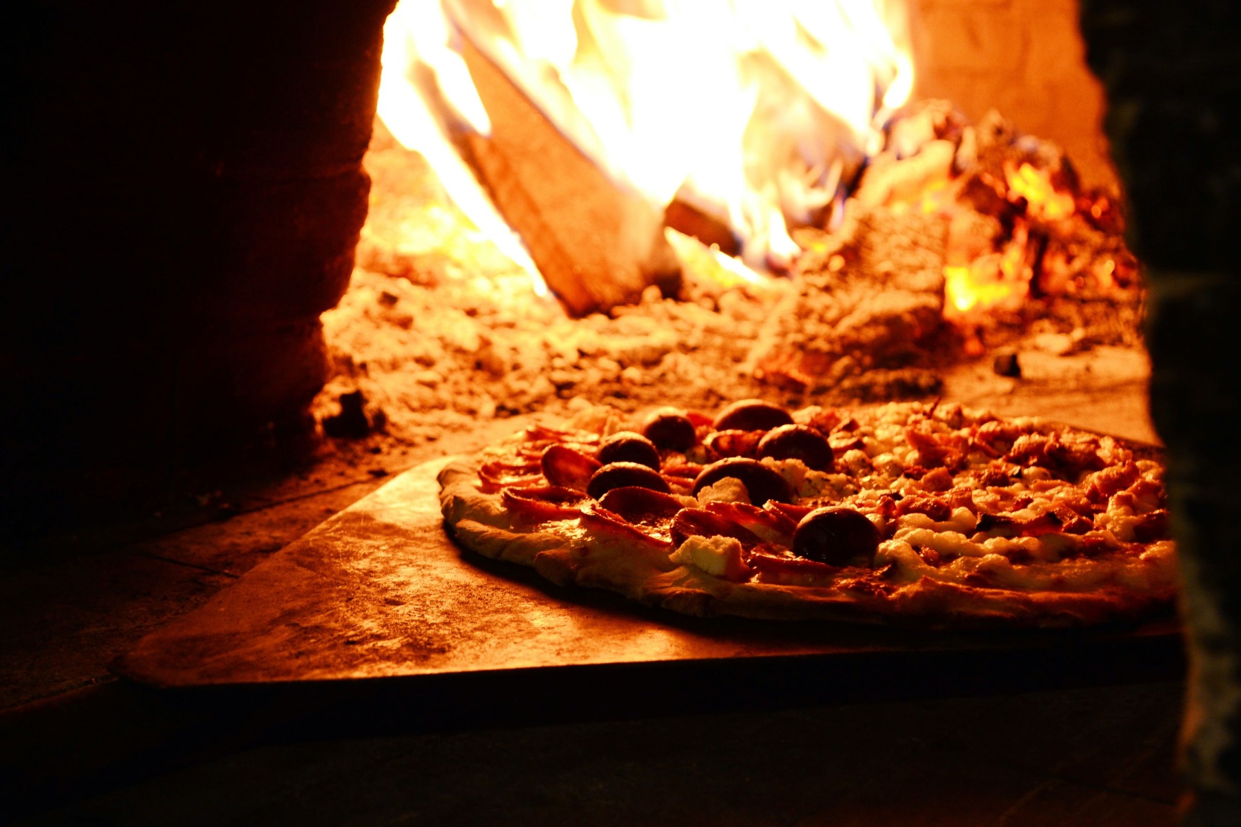 pizza bakken in een houtgestookte oven
